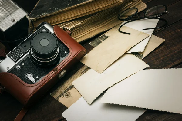 Retro style camera and old photos — Stock Photo, Image