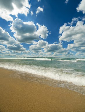 Deniz dalgaları ve bulutlu gökyüzü