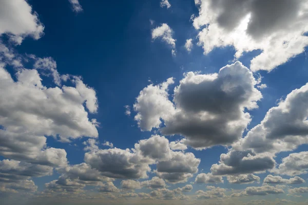 Nuvens no céu azul — Fotografia de Stock