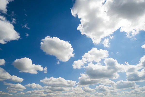 Wolken in de blauwe lucht — Stockfoto