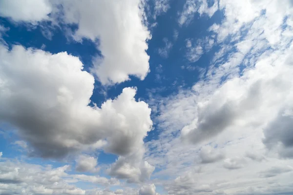 Хмари в блакитному небі — стокове фото