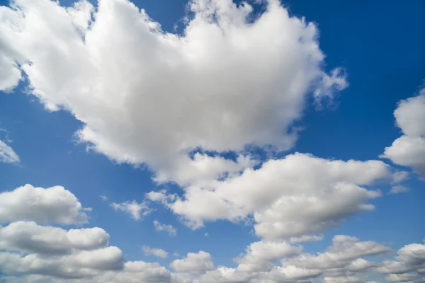 Nori pe cerul albastru — Fotografie, imagine de stoc