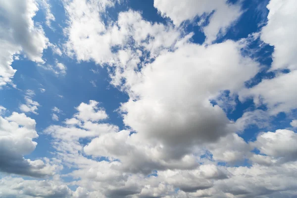 Wolken in de blauwe lucht — Stockfoto