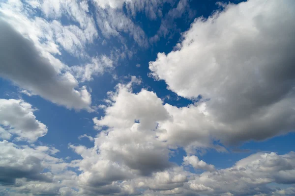 Felhők a kék égen — Stock Fotó