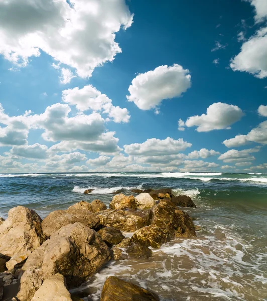 Mer avec vagues et ciel nuageux — Photo