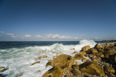 Deniz dalgaları ve bulutlu gökyüzü