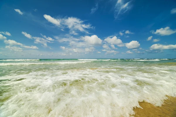 Moře s vlnami a obloha — Stock fotografie