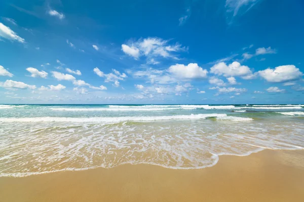 Mare con onde e cielo — Foto Stock