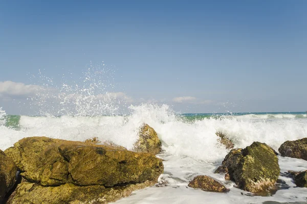 Meer mit Wellen und bewölktem Himmel — Stockfoto