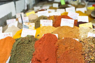 Aromatik baharatlar yığınları