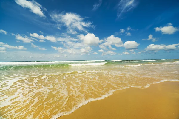 Mare con onde e cielo — Foto Stock