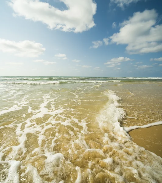 Море с волнами и небом — стоковое фото