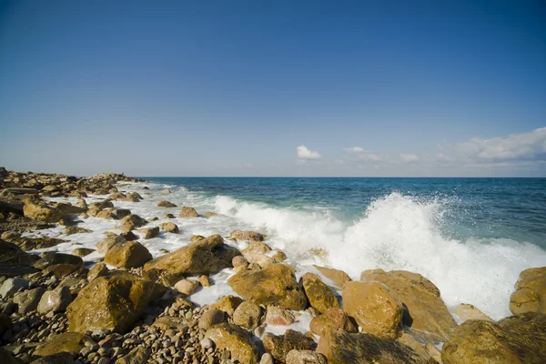 Mar con olas y cielo nublado — Foto de Stock