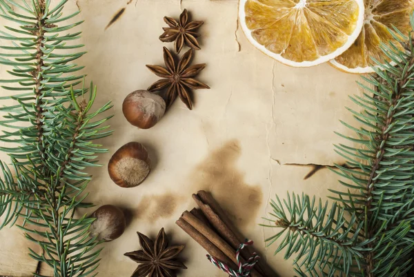 Kerstmis achtergrond en specerijen — Stockfoto