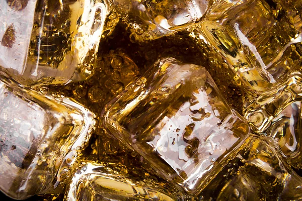 Cola mit Eis und Blasen — Stockfoto