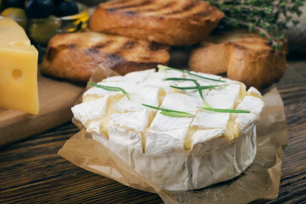 Queijo camembert cozido no forno — Fotografia de Stock