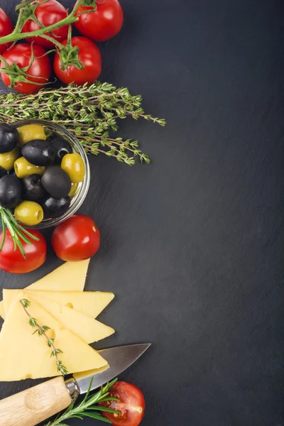 Kaas met verse kruiden, olijven en tomaten — Stockfoto