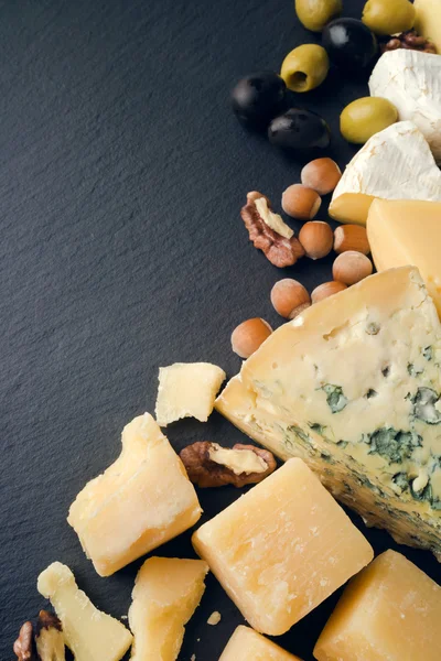 Olika sorter av ost och nötter — Stockfoto