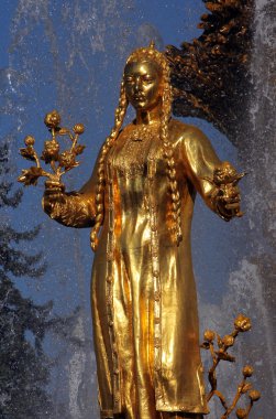 Türkmenistan sembolize kadın-Çeşme Milletler dostluk parçası