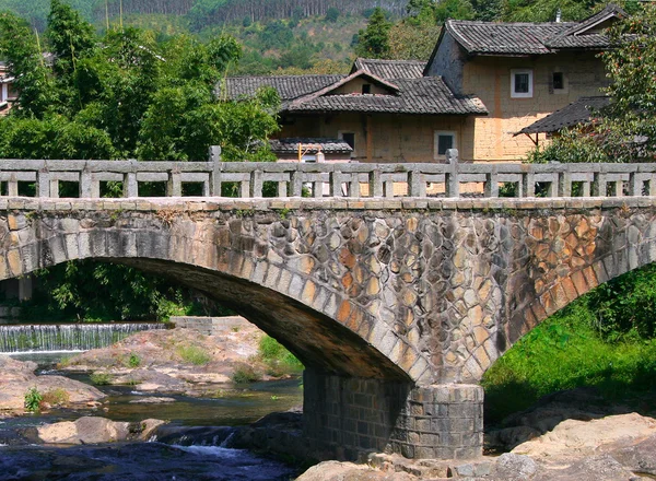 Stenen brug over de rivier in Yongding, Fujian, China — Stockfoto