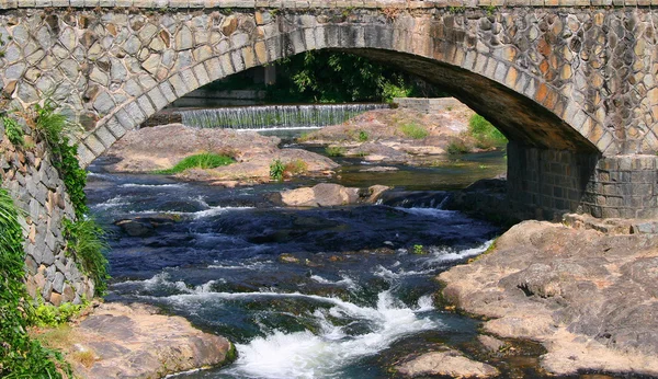 永定、福建省、中国の川の石の橋 — ストック写真