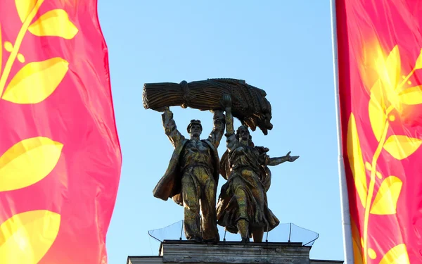 Monumento en la puerta central del centro de exposiciones All-Russian —  Fotos de Stock