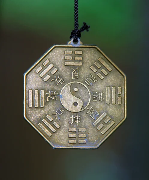 Διάσημη κινεζική σύμβολο Γιν και Γιανγκ περιβάλλεται από Trigrams και ιερογλυφικά — Φωτογραφία Αρχείου