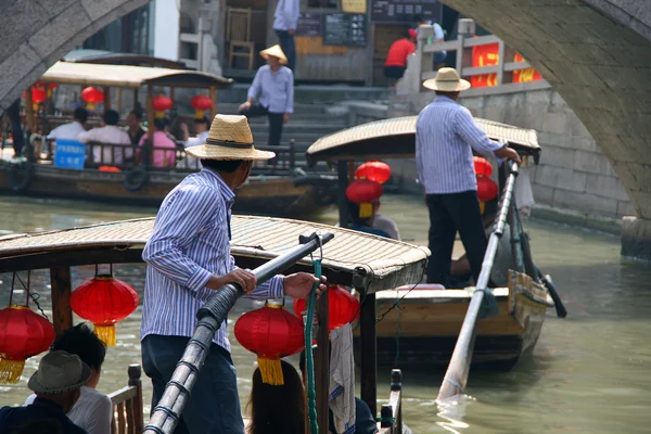 Τουριστικά σκάφη στα κανάλια της πόλης Zhujiajiao - κινεζική Βενετία κοντά στη Σαγκάη — Φωτογραφία Αρχείου