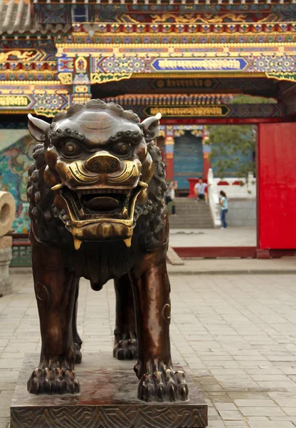 Leão de bronze no templo de Dazhao, Hohhot, Mongólia Interior — Fotografia de Stock