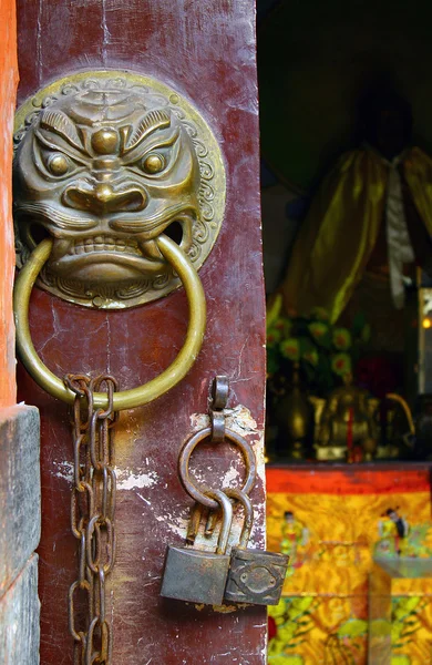 Entrance door of ancient taoist temple, China — Stock Photo, Image