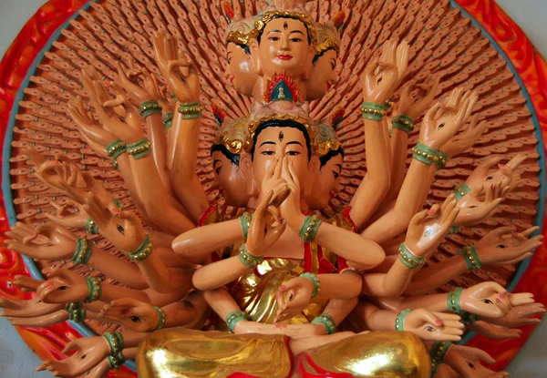 Statue of Quan Am with 1000 eyes and 1000 hands (or Guanyin,Goddess of Mercy) in buddhist temple, Da Lat, Vietnam — Stock Photo, Image