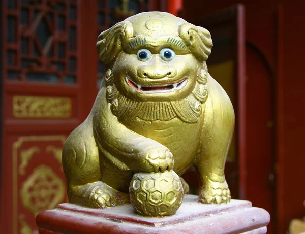 Ancient figurine of funny lion, decorative detail of chinese tao — Stock Photo, Image