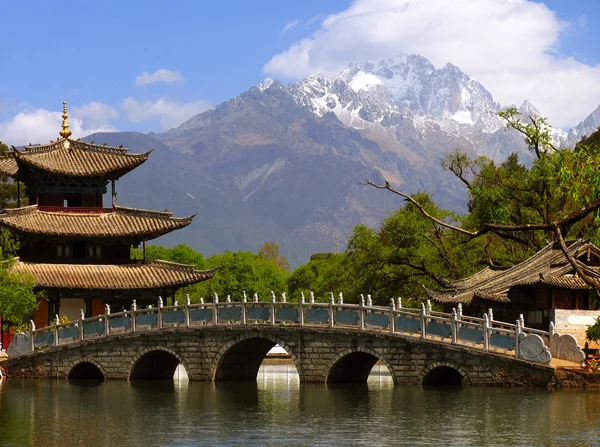Black Dragon Pool och Jade Dragon Snow mountain, Kina — Stockfoto