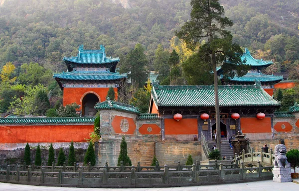 Lila moln templet i wudang berg, hubei-provinsen, Kina Royaltyfria Stockbilder