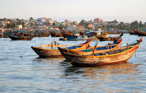 Fiskebåtar i fjärden av mui ne, vietnam Stockbild
