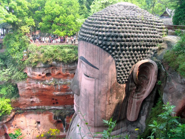 Głowy z olbrzymie siedzący Budda w prowincji Leshan, Syczuan w Chinach — Zdjęcie stockowe