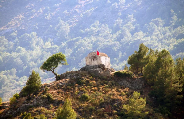 Ruinerna av antika kyrkan på toppen av kullen i spökstad av Kaya — Stockfoto