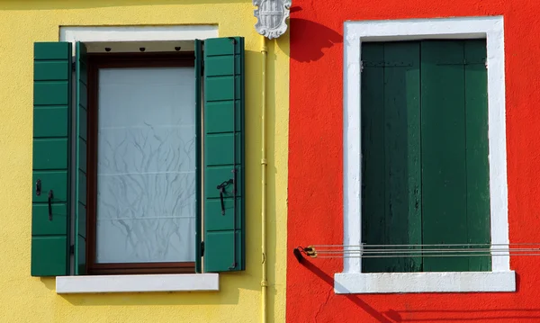 Fenster bunter Häuser, Insel Burano, Italien — Stockfoto