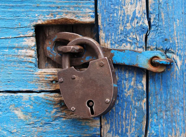 Σκουριασμένο κλείδωμα σε μια μπλε ξύλινη πόρτα — Φωτογραφία Αρχείου