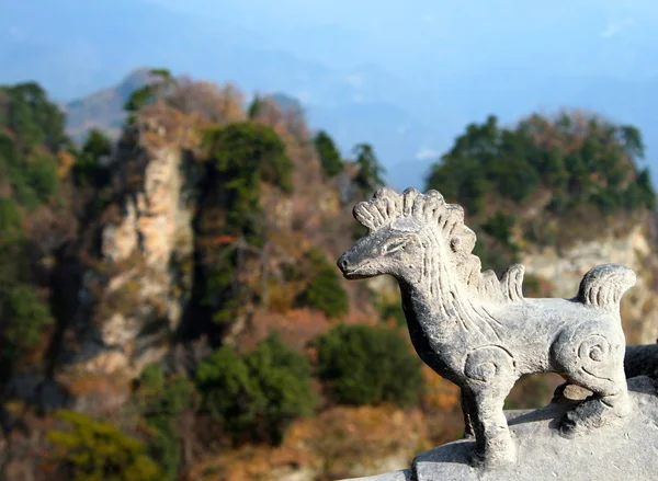 Figura animal chinês tradicional em um telhado de templo no fundo — Fotografia de Stock