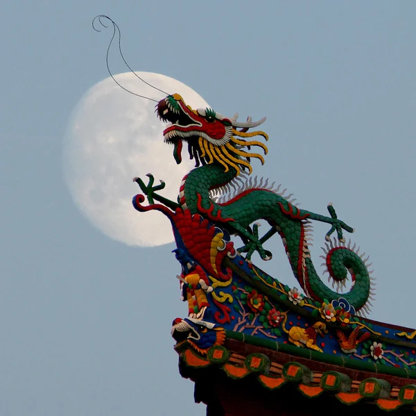 Dragão chinês tradicional em um contexto da lua cheia — Fotografia de Stock