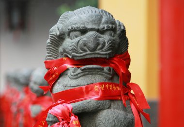 Geleneksel dua şeritler Budist tapınak taş aslan rakam