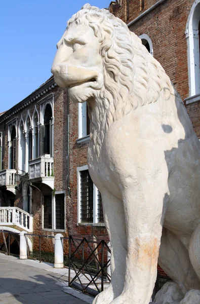 Ancient stone lion statue at the gates of Arsenal, Venice, Italy — Stock Photo, Image