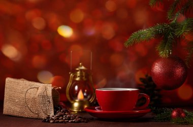 Noel süslemeleri arasında kırmızı kahve fincanı