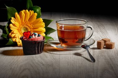 Pastalı Çay ve Gerberas Çiçekleri