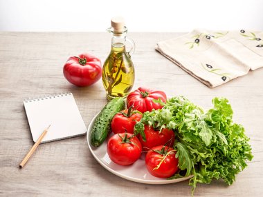 Salata için sebze. Salatalık, domates, roka, marul, zeytinyağı. Yazmak için not