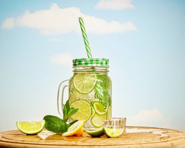 Soğuk buz, limon ve nane yapraklı mojito limonata kokteyli.