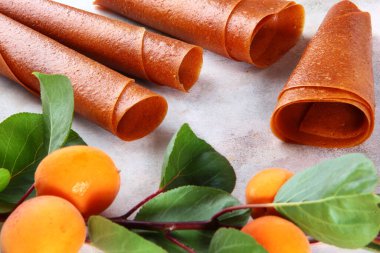 Kayısı ağacı dalında beyaz arka planda kayısı meyveleri ve tatlılık. Meyve pasaportu. Doğal ve beslenme ürünü. Koruyucu maddeler olmadan. Düşük kalorili yemekler ve atıştırmalıklar.