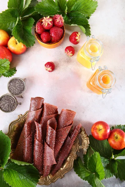 Beeren-Eibisch mit Erdbeeren und Chiasamen auf weißem Hintergrund. Honig und Chiasamen auf hellem Hintergrund. Gesunde Ernährung. — Stockfoto