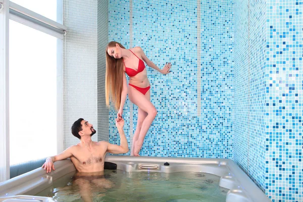 Hombre Una Mujer Jacuzzi Una Mujer Con Traje Baño Rojo — Foto de Stock